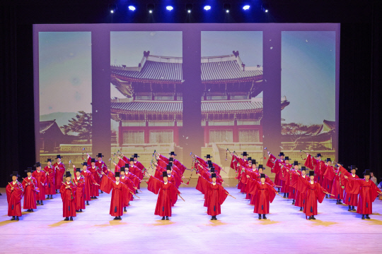 16일 광주예술의전당 대극장에서 열린 '제4회 크라운해태 한음회' 광주공연에서 크라운해태제과 임직원 국악동아리 '팔풍의 몸짓팀'이 종묘제례일무 '보태평지무 중 희문'을 공연하고 있다. 크라운해태 제공